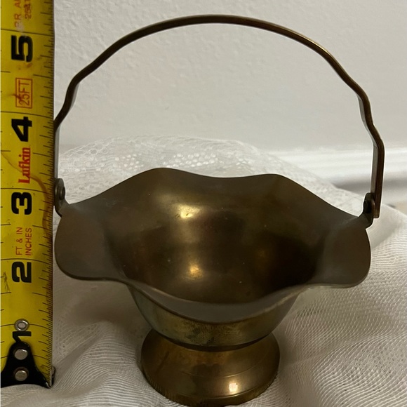 Vintage Brass Scalloped Edge Basket with Folding Handle - Picture 5 of 6